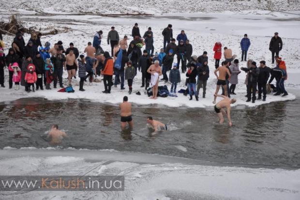 Хто сміливіший, не тільки пив воду, але й &mdash; купався у ній