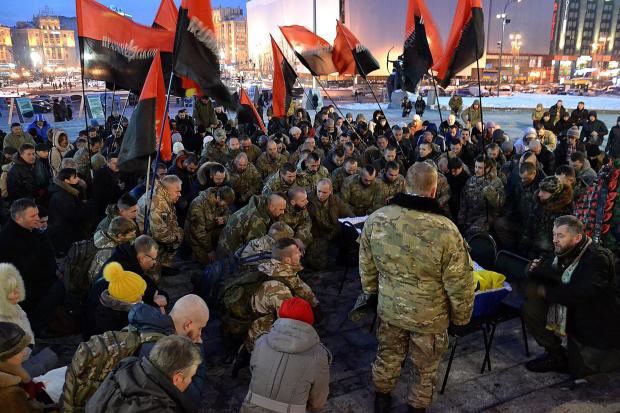 На Майдані Незалежності побратими попрощалися з прикарпатцем "Батею", який помер від важкого поранення, отрима