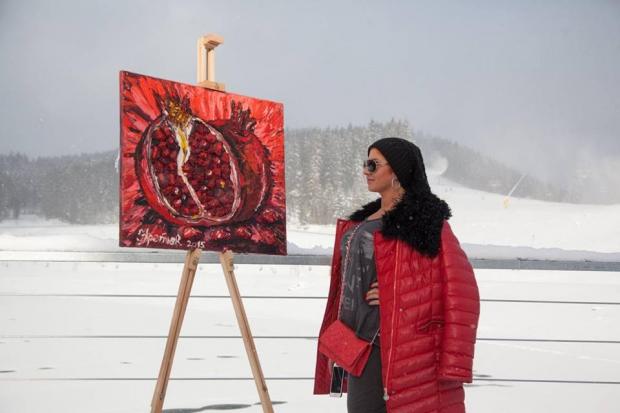 Ірина Третьяк презентує свої роботи на фоні Карпат
