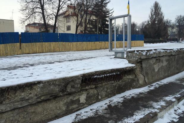 Центр Калуша: поламані лавки, понищені сходи і обписані будівлі | Фото: Калюжа/Facebook