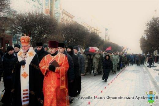В Івано-Франківську мешканці Прикарпаття прощались з воїном Григорієм Семанишином. 