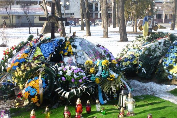 Наступного ранку після поховання на могиля "Семена" не стало кількох десятків букетів | Фото: Тарас Майстришин