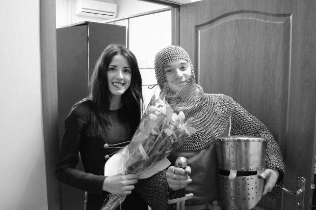 Друзі дівчини скористалися послугою "Доставка квітів лицарем"