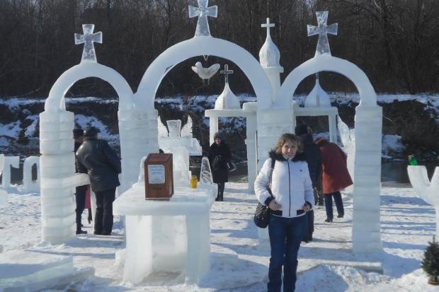 У селі Спас постало ціле льодове містечко | Фото: Любов Загоровська