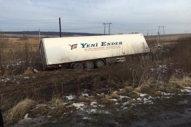 Вантажівка перекинулася поблизу села Оболоння | Фото: Володимир Микитин