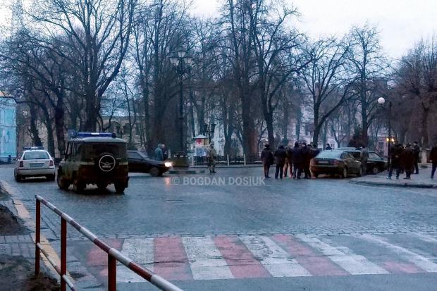 Один з відвідувачів зумів вибити зброю у нападника і знешкодити його | Фото: Богдан Досюк