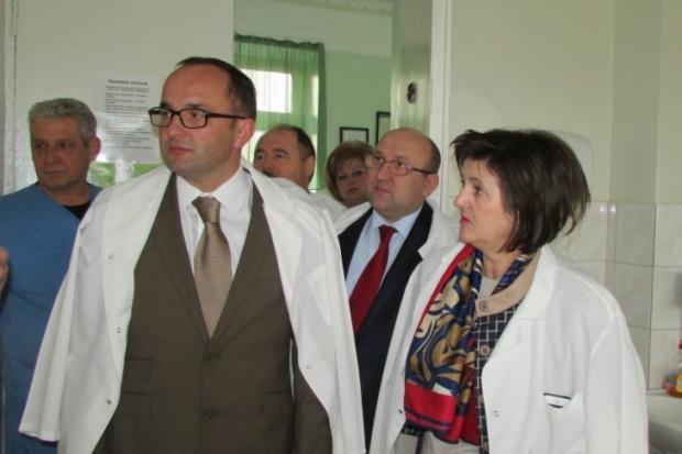 Посадовці оглянули умови перебування пацієнтів в установі та побачили ряд проблем, які потребують вирішення. | Фото: пре