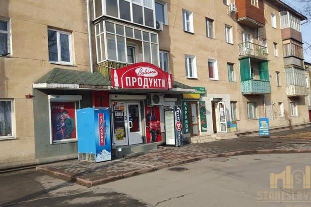 Зловмисники вривались в приміщення, коли у магазині  не було покупців та викрали близько 900 гривень. | Фото: stanislavs