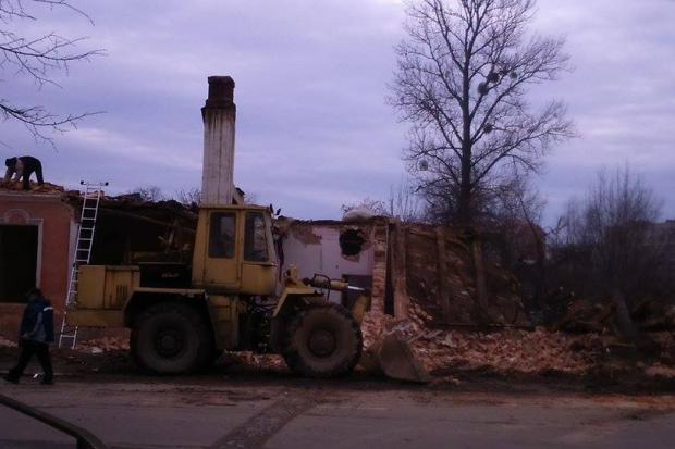 На даний момент будинок знесли ще не повністю | Фото: "Вікна"