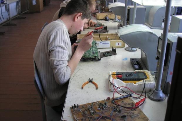 Вже у січні викладачі і студенти залишилися без зарплат та стипендій | Фото: dzerkalo.media