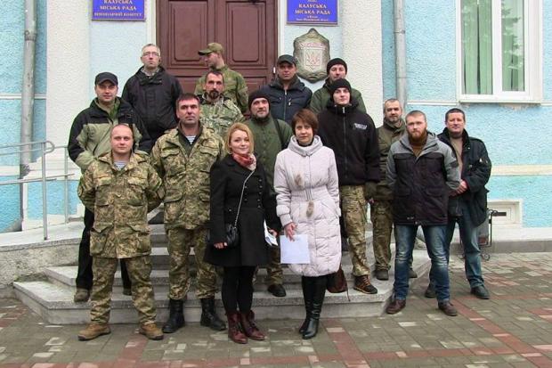 Після зустрічі із міським головою, волонтери-союзянки та бійці АТО сфотографувалися на сходах міської ради Калуша  | Фот