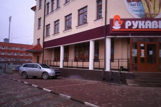 Для паркування водій вподобав зручне місце біля "Рукавички" | Фото: "Вікна"