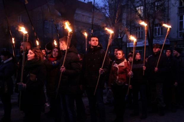 Молодь пронесла центром Івано-Франківська смолоскипи в пам'ять про героїв Крут та нових Героїв України