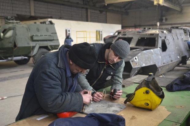 Українська військова техніка сьогодні стає світовим брендом, а тризуб &mdash; своєрідним знаком якості | Фото: gazeta.ua