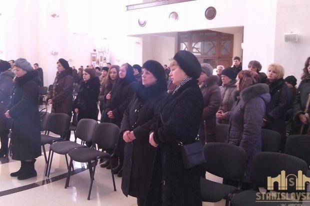 Віддати шану військовому прийшли рідні хлопця, а також волонтери та бійці АТО