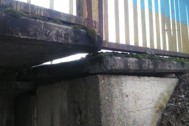 Між мостом через річку Сівку та тротуаром утворюється діра | Фото: Калуш Урбаністичний/ВКонтакте
