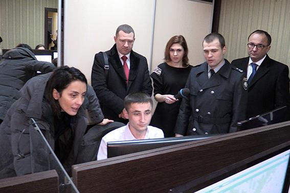 Учора у кол-центрі тривали останні приготування перед першим нічним патрулюванням в Івано-Франківську | Фото: Департамен