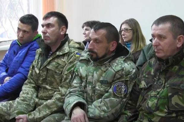 Підтримати товариша до Калуського міськрайонного суду прийшли близько двох десятків бійців АТО | Фото: Скрін з відео