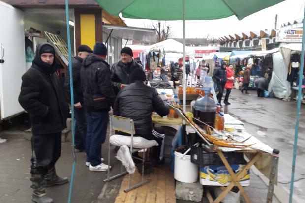 У центрі Івано-Франківська &mdash; десятки незаконних наметів, у яких продають навіть горілку | Фото: Вадим Войтик