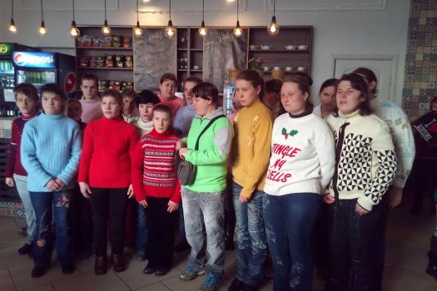  56 дітей та молодих людей мали можливість подивитися мультфільм, поласувати попкорном та напоями.