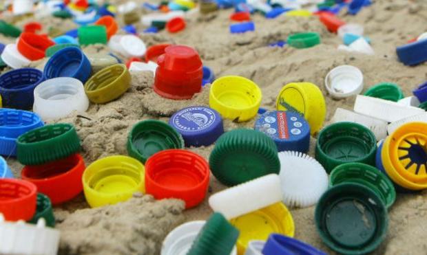 Пластик, з якого зроблено кришечки, не достатньо міцний, щоб робити з нього протези. | Фото: bbc.com