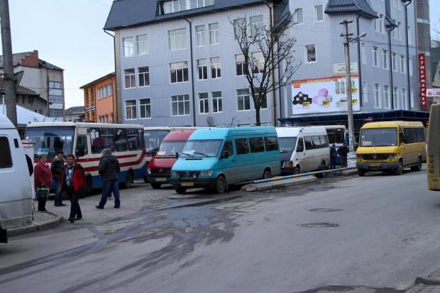 Мешканці Надвірної потерпають через хаос та безлад в центральній частині міста через незаконну автостанцію | Фото: Таня 