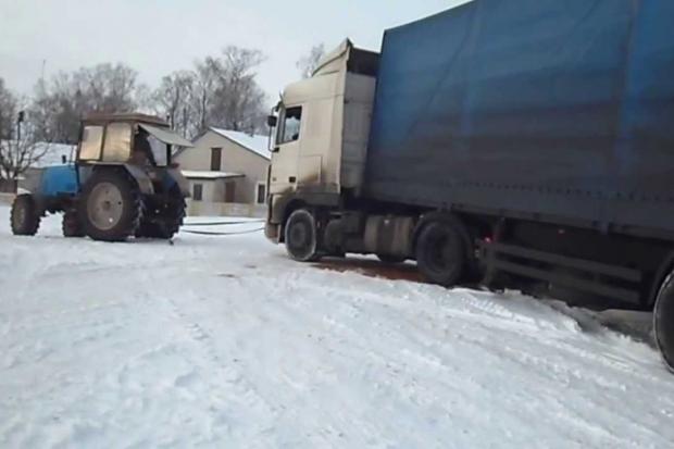 Ілюстрація. Фури не можуть подолати Вишківський перевал, де непочищені і розбиті дороги