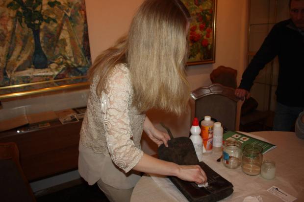 Стипендіантка Gaude Polonia Уляна Романів показала, як реставрувати папір | Фото: Музейно-виставковий центр Калуша 