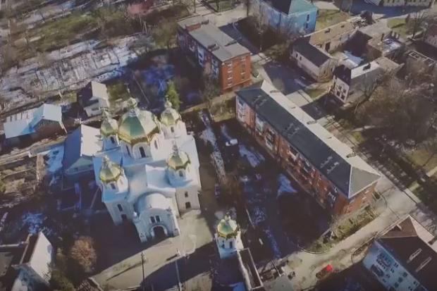 Справжньою окрасою міста, як видно з відео, є храми міста та кольорові дахи | Фото: Скрін з відео