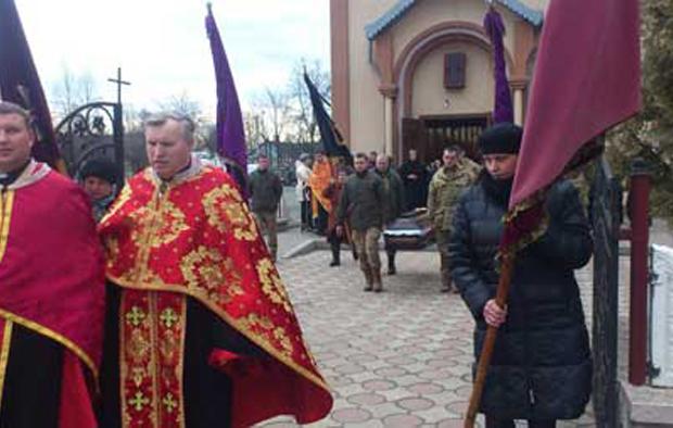 У церкві Серця Ісуса і Серця Марії отці відправили панахиду за загиблим, після якої тіло бійця привезли до костелу Різдв