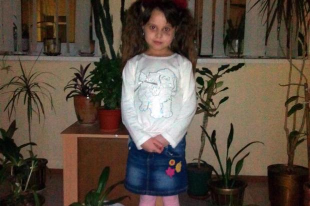 За вісім років батьки дівчинки вперше просять про допомогу, бо грошей на операцію їм самотужки не зібрати