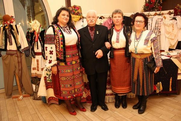 На виставці були представлені вишиваний традиційний український одяг, рушники, обкладинки для книг та навіть краватки з 