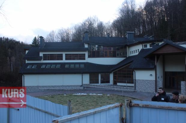 Зараз база розділена на два блоки, до кожного окремий вхід та вихід на терасу, з якої відкривається панорама річки та лі