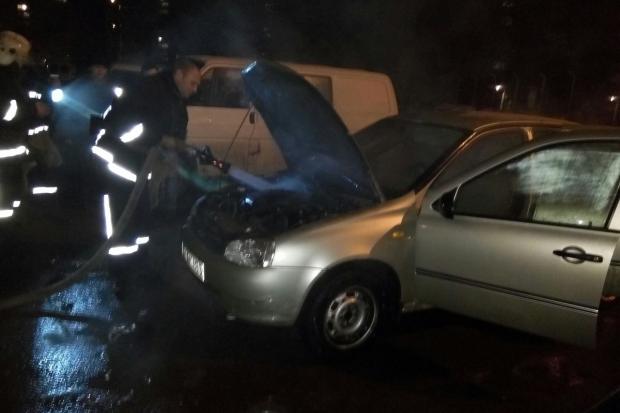 Вогнеборці загасили пожежу та врятували автомобіль | Фото: Калуський Формат/ВКонтакте