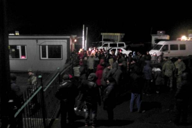 Через незаконне затримання демобілізованих бійців АТО активісти перекрили митницю в Устилузі | Фото: knk.media