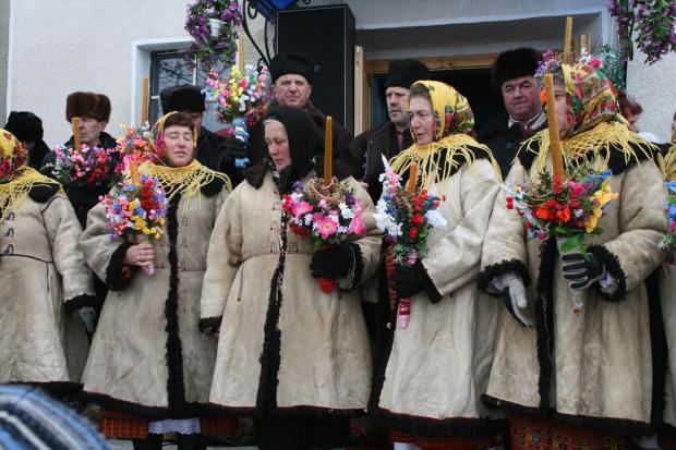 Стрітенські свічки ставили перед іконами або перед вікнами під час грози, щоб уберегтися від бурі, граду, грому, блискав
