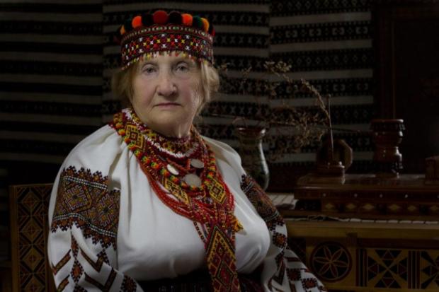 Твори майстрині ґрунтуються на геометричній орнаментиці, основними елементами якої є трикутник у різних комбінаціях та в