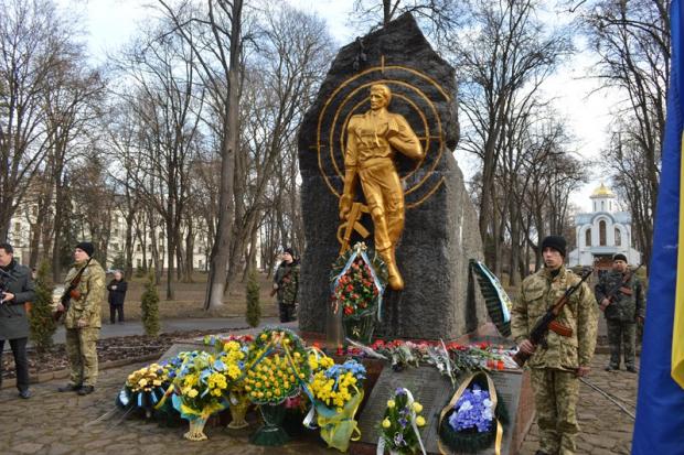 Присутні вшанували полеглих хвилиною мовчання та поклали до пам'ятника квіти і лампадки | Фото: blitz.if.ua