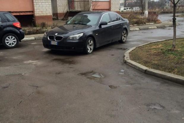 Автомобіль перегородив дорогу на вулиці Драгоманова | Фото: Олег Литвинський