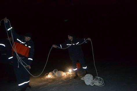Поривами вітру крижину на якій знаходились рибалки, віднесло на близько 800 метрів від берега | Фото: прес-служба ДСНС У
