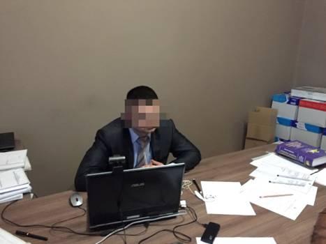 Заступника начальника співробітники спецслужби затримали у службовому кабінеті | Фото: прес-служба СБУ