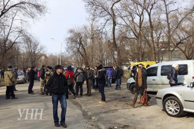 Наразі натовп, який раніше чекав на мітингарів проти декомунізаціїї під запорізькою мерією, перемістився до Центрального