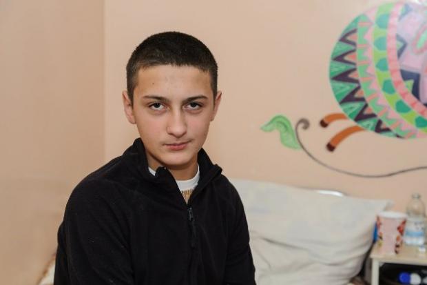 Хлопчина відчуває, як наближається весна, він хоче вийти погуляти, але не може. Йому зараз дуже важлива будь-яка підтрим