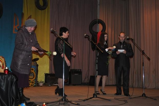  Батькам полеглих Героїв також передали посмертні відзнаки їхніх синів | Фото: прес-служба Калуської РДА