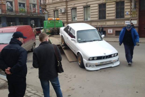 На водія білого BMW склали протокол згідно яким він повинен оплатити 510 грн | Фото: stanislavske.tv