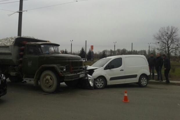  Від удару &ldquo;Сітроен&rdquo; розвернуло і він в&rsquo;їхав у грузовик | Фото: stanislavske.tv