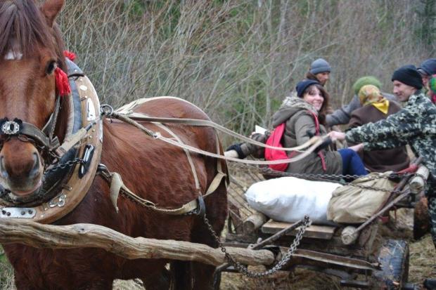 Техніка не витримала болота Чорного лісу, тож, калушани добиралися на місце панахиди на фірі | Фото: Василь Фіцак