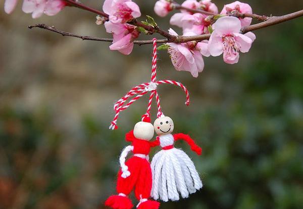 На свято першого дня весни усі дарують один одному проліски та маленькі бутоньєрки у вигляді біло-червоних квітів з нито