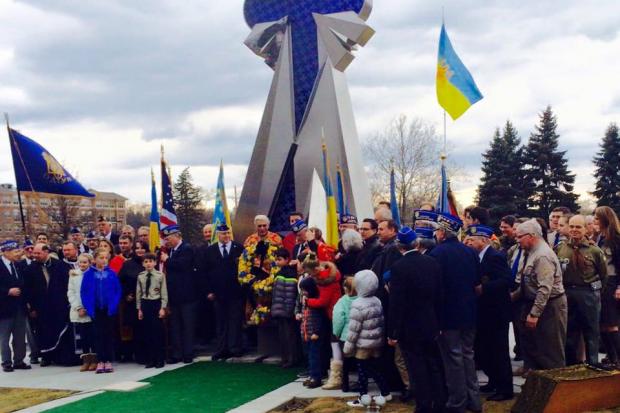 Українська громада власним коштом спорудила пам'ятник Героям "Небесної сотні" | Фото: Генеральне консульс