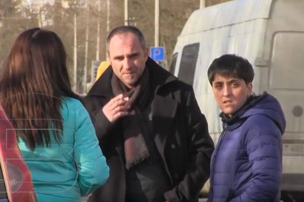 Водійка дочекалася приїзду працівників Національної поліції та медиків "швидкої" | Фото: Скрін з відео